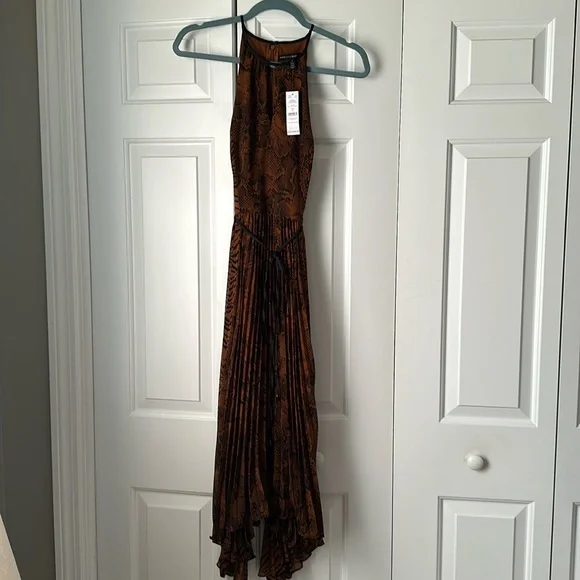 NWT Banana Republic women’s Size 2 maxi dress, strappy with pleated lower half - Picture 3 of 6